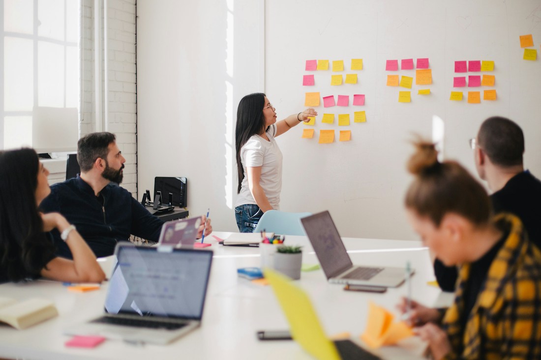 Equipo de trabajo analizando ideas y notas en una oficina