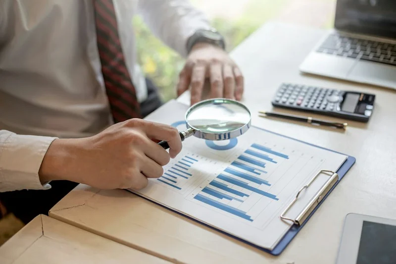 Revisión de gráficos y documentos para un análisis de auditoría