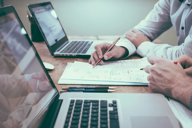 Personas revisando documentos e información financiera